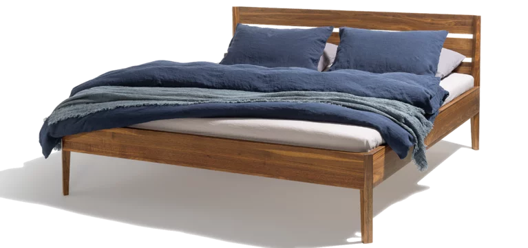 modernes Bett light in Nussbaum mit intelligenter Steckverbindung