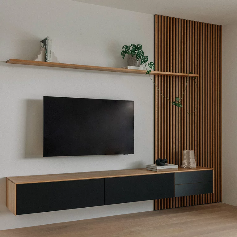 filigno Home Entertainment und individuell gefertigte Wandverkleidung aus Lamellen in Eiche Massivholz