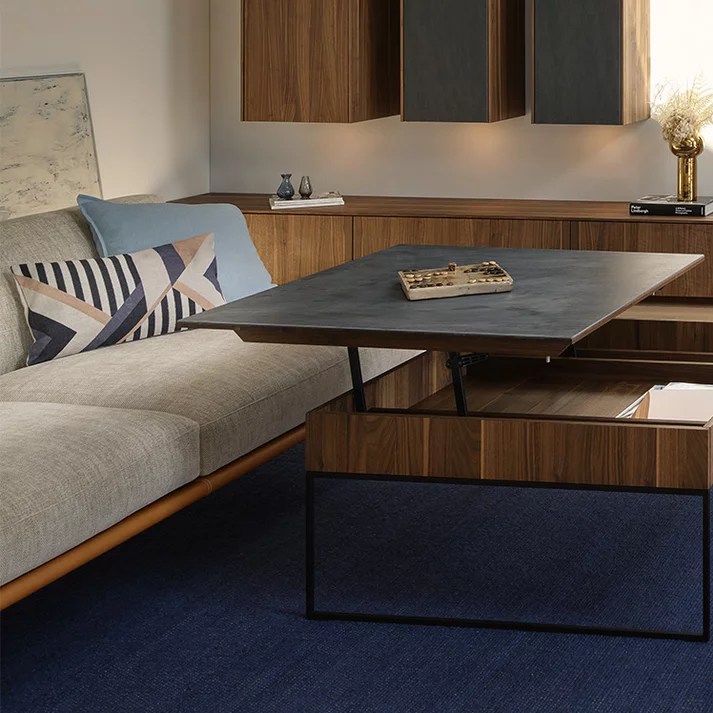 filigno Wohnwand in Nussbaum und Keramik mit stepup Couchtisch Detail elegante filigno Wohnwand mit Fronten in Nussbaum und Keramik, mit Couchtisch filigno offen