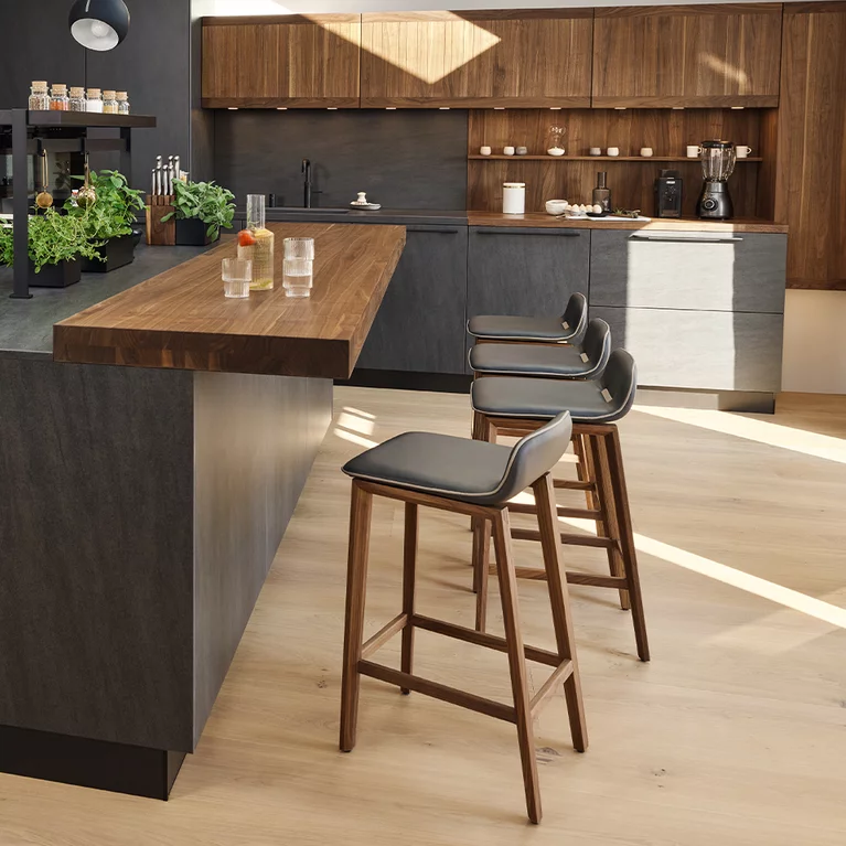 wooden bar stool ark with backrest and echt.zeit kitchen in solid walnut, location