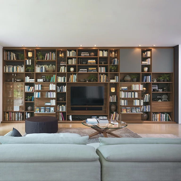 cubus Regalsystem mit Glastüren im Wohnzimmer mit dem stern Couchtisch aus Nussbaum massiv