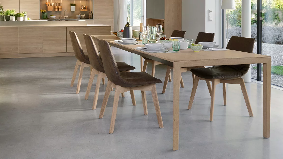 Esszimmerstühle lui aus Leder mit Holzgestell und Esstisch tak in der Holzart Eiche Weißöl