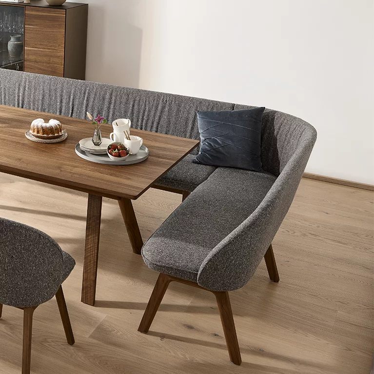 Esszimmerbank flor aus Stoff, flor Stühle aus Stoff und taso Esstisch in der Holzart Nussbaum massiv