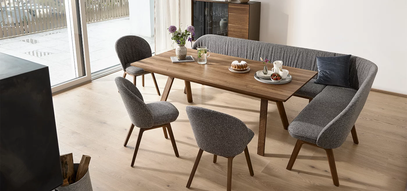 Esszimmerbank flor aus Stoff, flor Stühle aus Stoff und taso Esstisch in der Holzart Nussbaum massiv