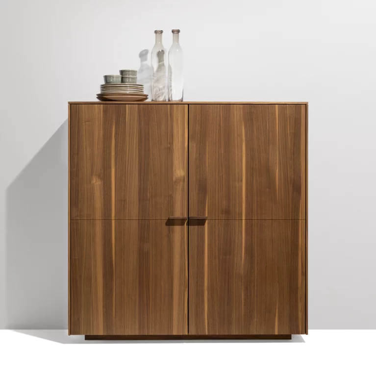 minimalistisches filigno Highboard, komplett aus massivem Nussbaumholz mit Holzgriffen