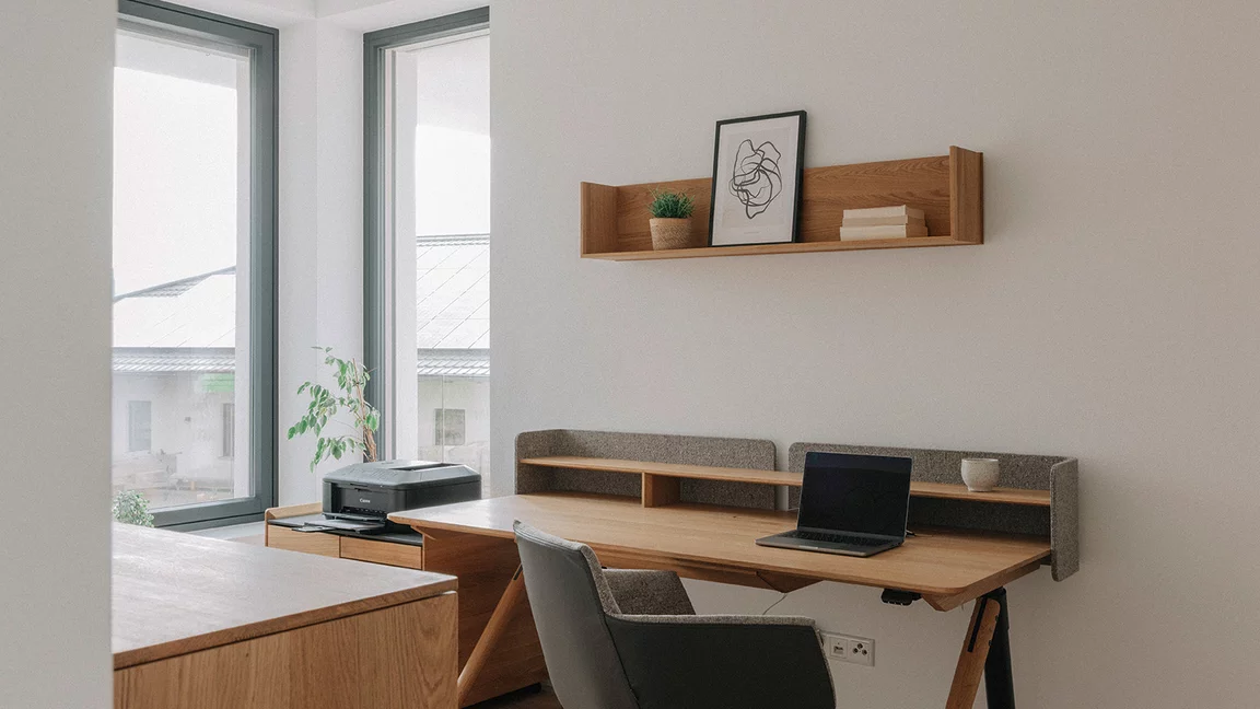 höhenverstellbarer pisa Schreibtisch und Rollcontainer in Eiche Naturöl mit grand lui Bürodrehstuhl