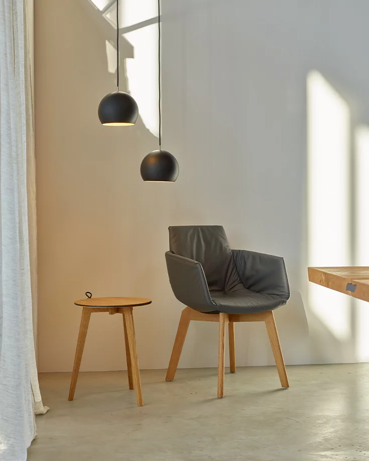 moderner Esszimmerstuhl grand lui aus Leder mit Holzgestell in Eiche und hi! Beistelltisch Eiche