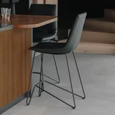 bequemer lui Barstuhl in Leder mit Gestell in schwarz matt