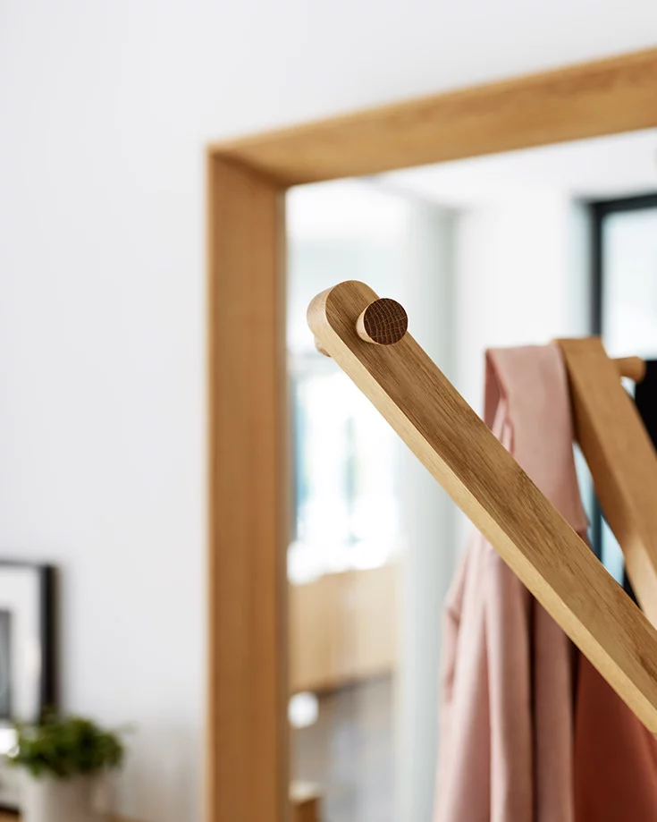 hood coat stand in solid oak with conically tapered spikes, detailed view