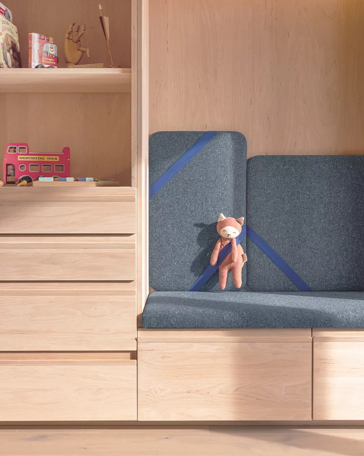 Kinderkleiderschrank kids in Erle Weißöl mit gepolsteter Sitznische und Gummibänder