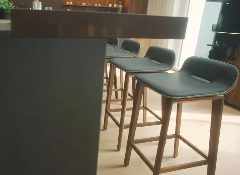 bar chairs | walnut | TEAM 7