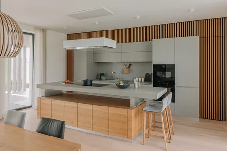 Modern k7 kitchen with ark bar stools in solid oak natural oil