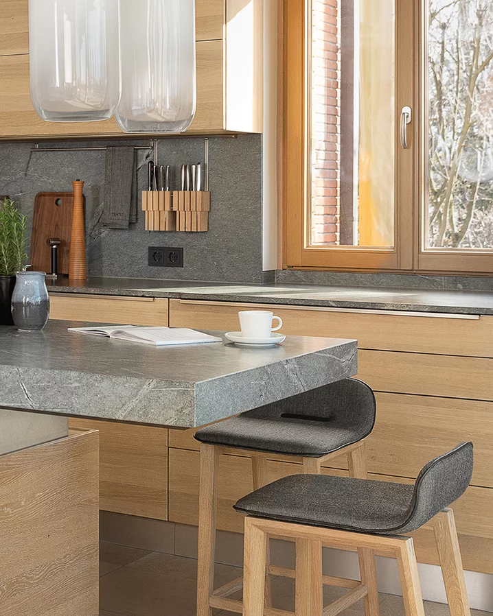 natural wood kitchen k7 island height-adjustable linee wall unit in oak white oil with ark bar stools