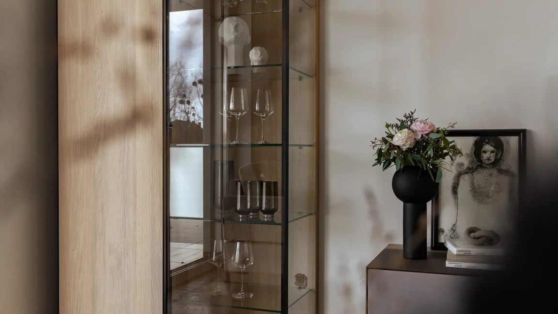 Elegant cubus pure display cabinet with clear glass door in solid oak white oil