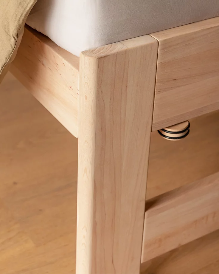tandem bed in white alder, detailed view