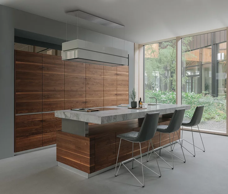 k7 Küche in Nussbaum mit stufenlos höhenverstellbarer Arbeitsplatte von TEAM 7