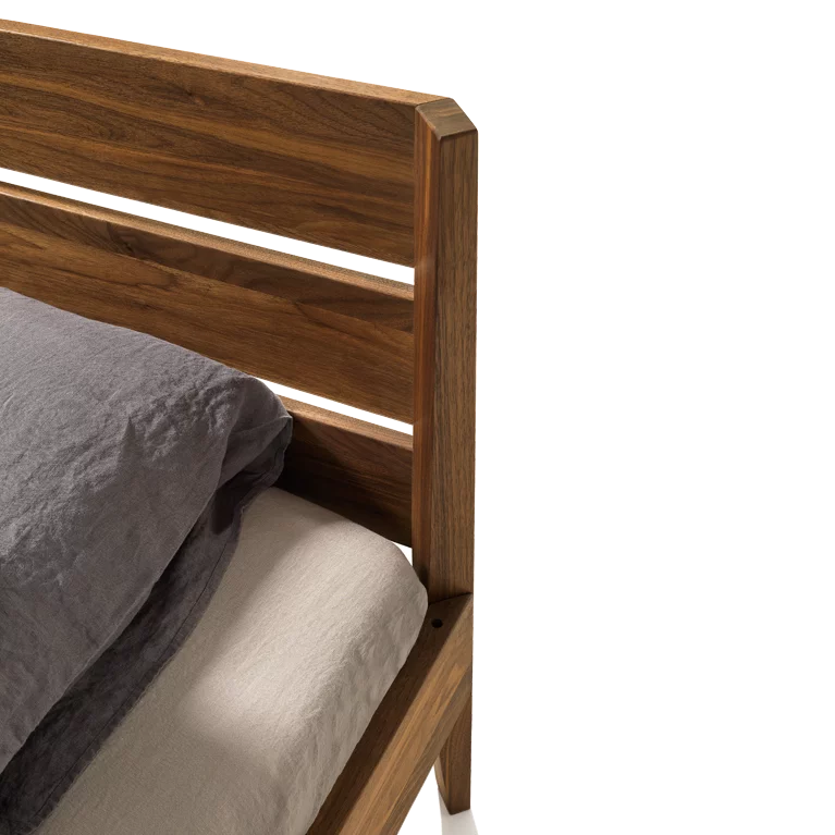 light Bett in Nussbaum massiv mit intelligenter Steckverbindung