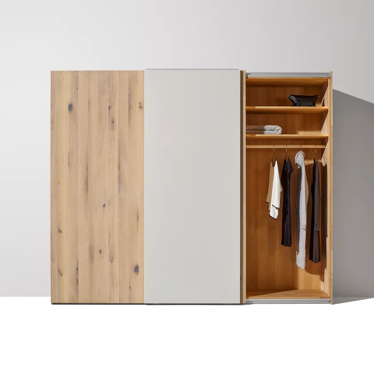 soft Schwebetürenschrank in Eiche Wild Weißöl mit Farbglasfront geöffnet