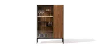 modernes filigno Highboard aus massivem Nussbaumholz mit Rauchglas, umrahmt von einem schwarzen Metallrahmengestell