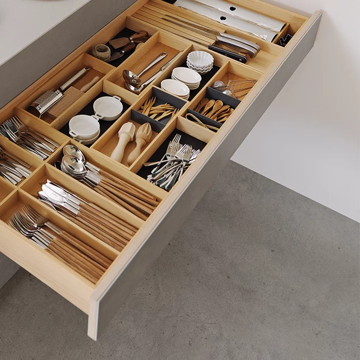 filigno kitchen in solid oak white oil with practical interior partitioning of the drawers