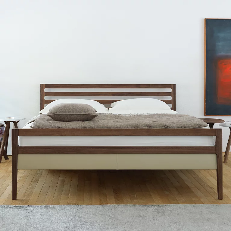 mylon Bett in Nussbaum mit Sprossen, Frontalansicht mylon Bett in Nussbaum mit Sprossen und Bettseiten in Leder, Frontalansicht