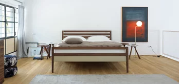 mylon Bett in Nussbaum mit Sprossen, Frontalansicht mylon Bett in Nussbaum mit Sprossen und Bettseiten in Leder, Frontalansicht