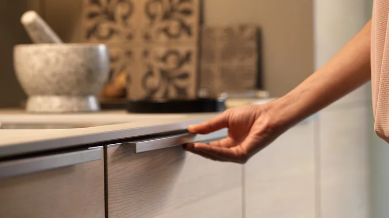 real wood kitchen filigno in oak white oil front with handle profile in stainless steel finish, detailed view