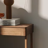 bedside cabinet float in oak, free standing, detailed view