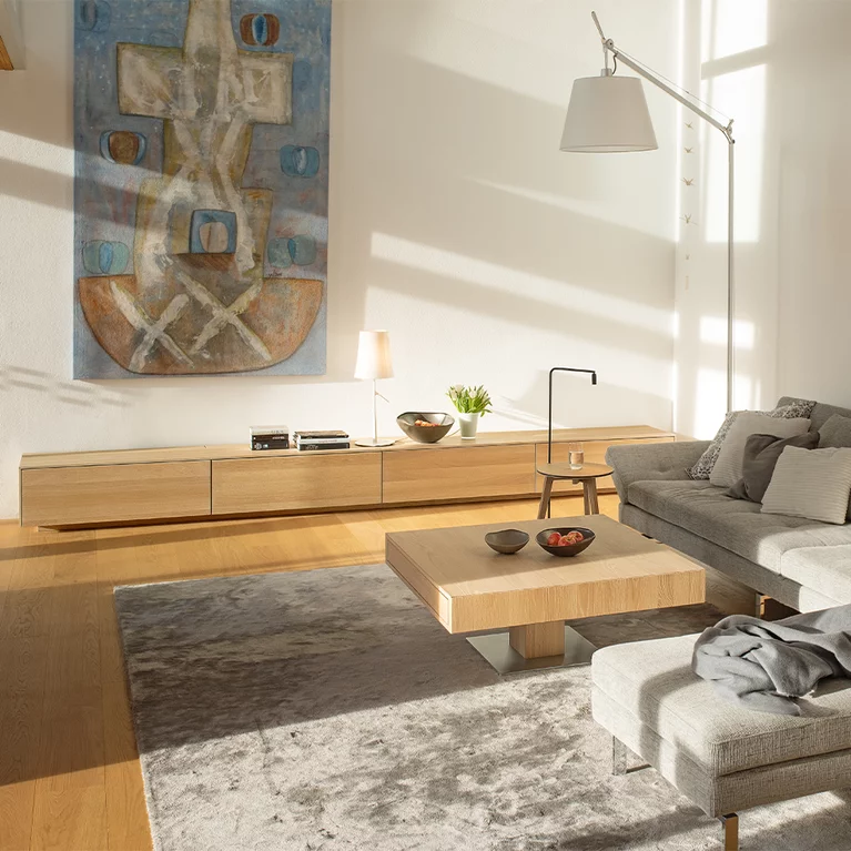 modernes Wohnzimmer mit Wohnwand filigno und Couchtisch lift in Holz Eiche Weißöl