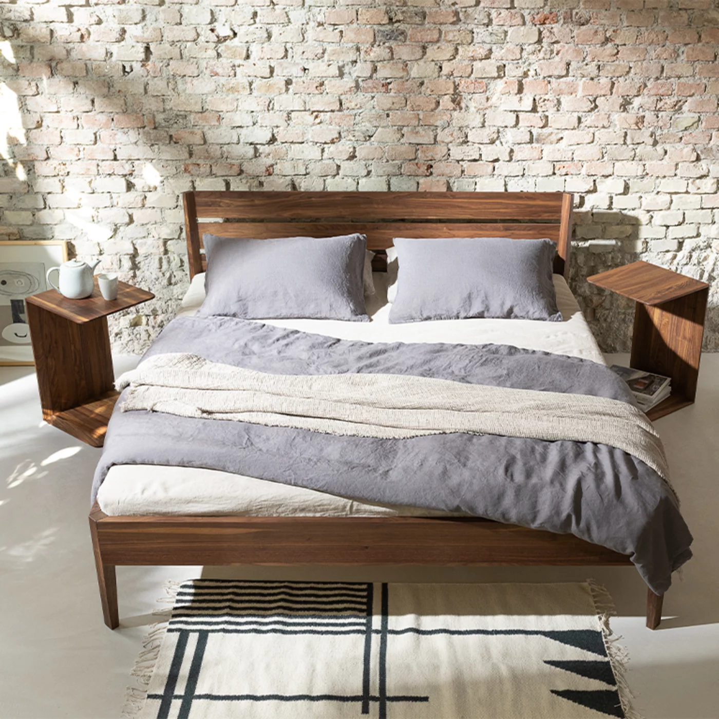 Massivholzbett light in Nussbaum mit dem clip Beistelltisch, Draufsicht