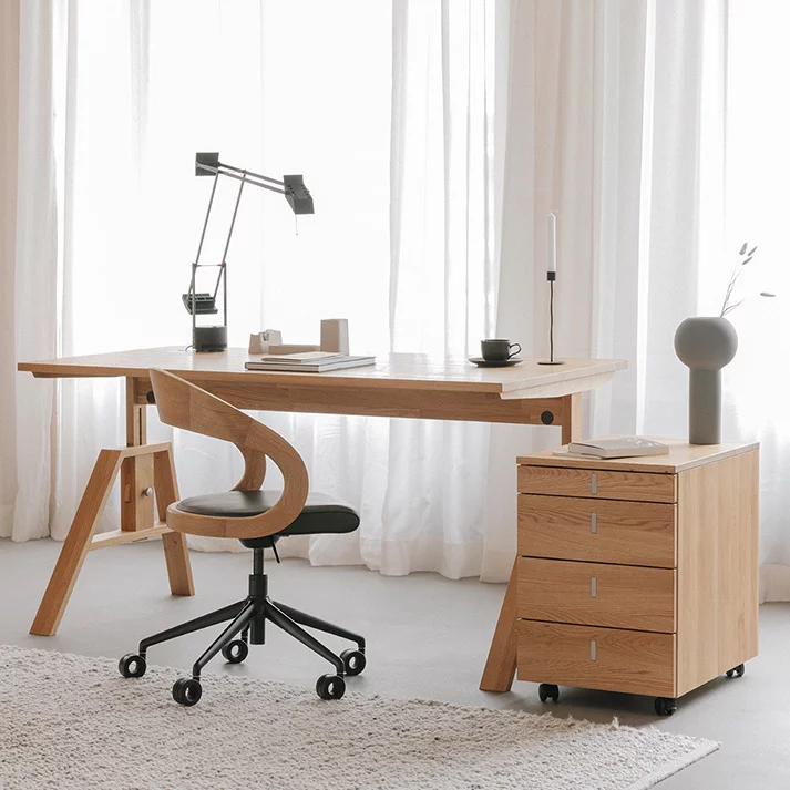 eleganter atelier Schreibtisch mit girado Bürodrehstuhl und cubus Rollcontainer in Eiche