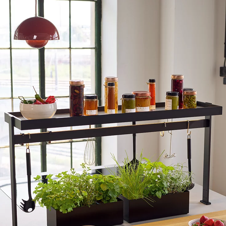 echt.zeit Küche massiv in Eiche mit eleganter und praktischer Lichtbrücke