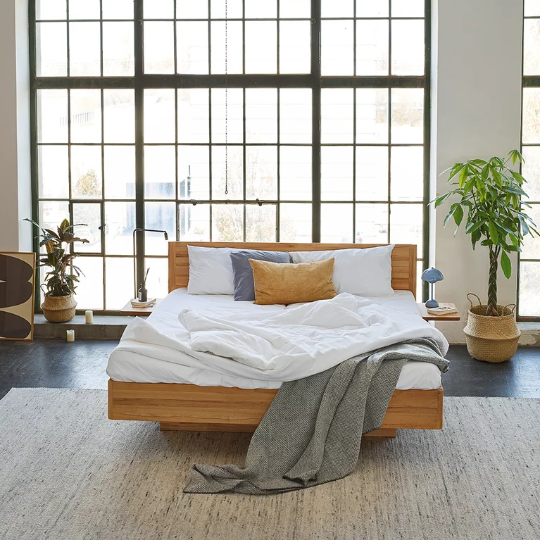 Massivholzbett mit Holzkopfhaupt, Kommode Holz, Kleiderleiter und Drehtürenschrank times Massivholzett in Kernbuche mit Holzkonsole als Nachttisch, lunetto Kommode mit Laden, Italic Kleiderleiter und soft Drehtürenschrank in Kernbuche massiv und Farbglas