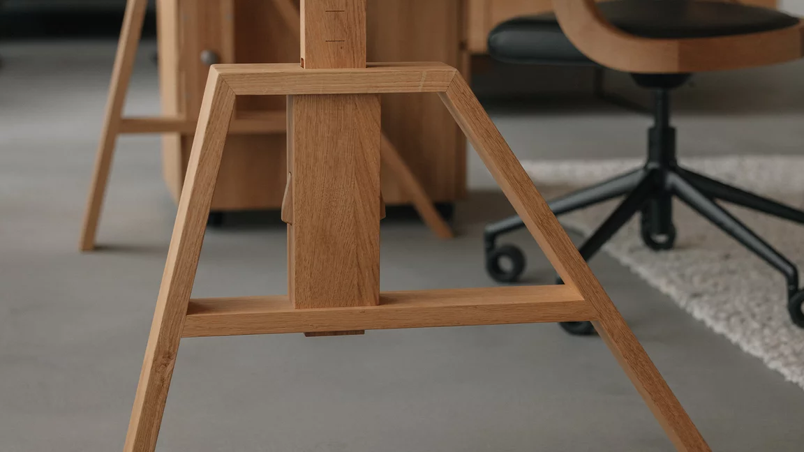 elegant atelier desk with A-foot in oak, detailed view