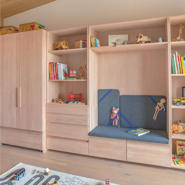 Kinderkleiderschrank kids in Erle Weißöl mit viel Stauraum und großer Sitznische