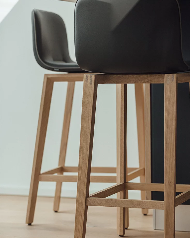 stylish bar chairs ark in oak, seat shell in leather