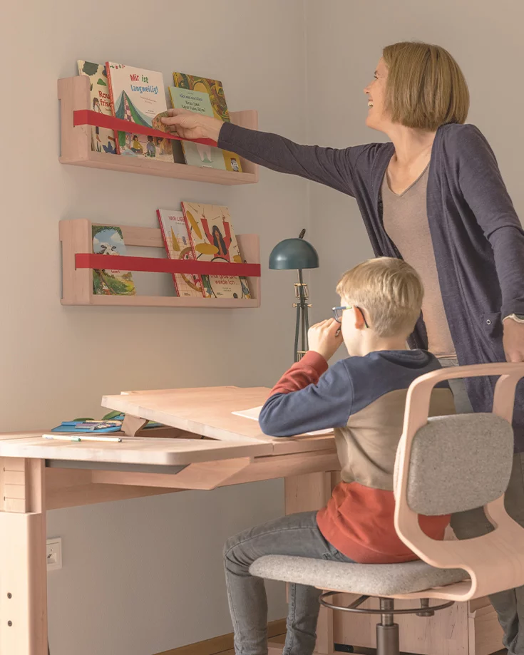 Dekoborde in Erle Weißöl mit roten Gummibändern und Ablageflächen in Kombination mit dem Kinderschreibtisch und Stuhl