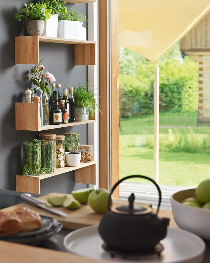 Echtholzküche l1 in Erle mit stylischen U-Borden aus reinem Holz