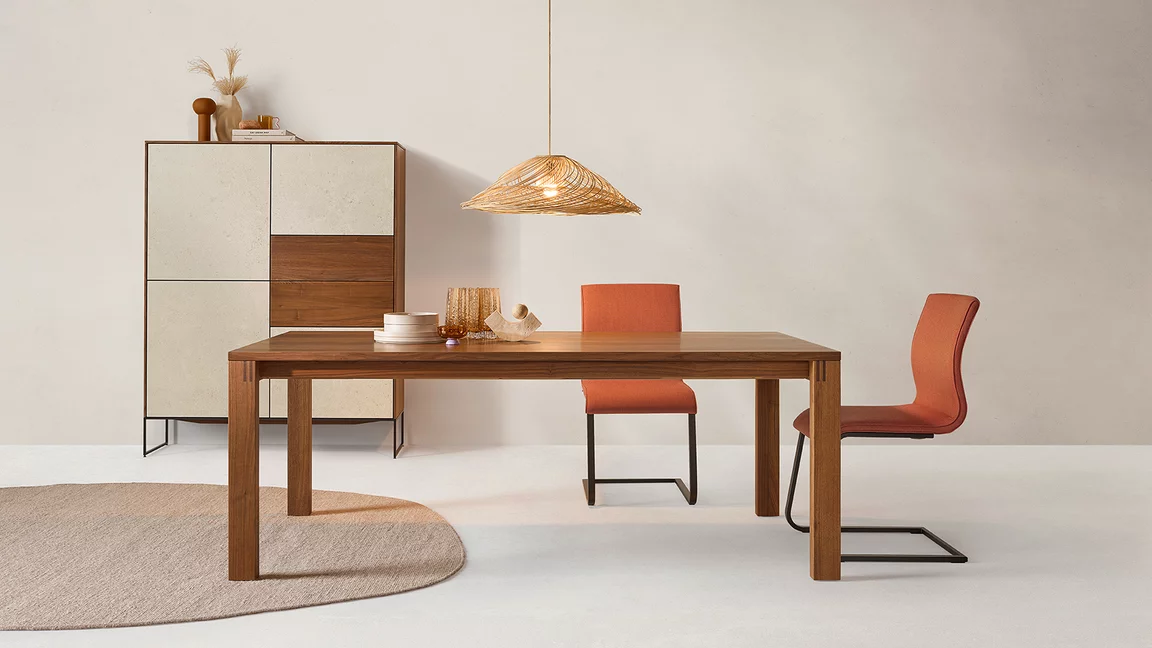 Freischwinger Stuhl magnum in Stoff canvas 454 an magnum Tisch neben filigno Highboard mit MDi masai blanco plus Fronten aus Nussbaum