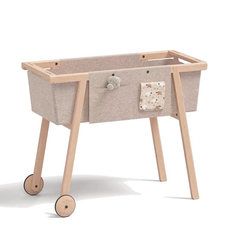 Babybett mit Rollen in Erle Weißöl massiv mit weichem Gestrick und Stofftaschen