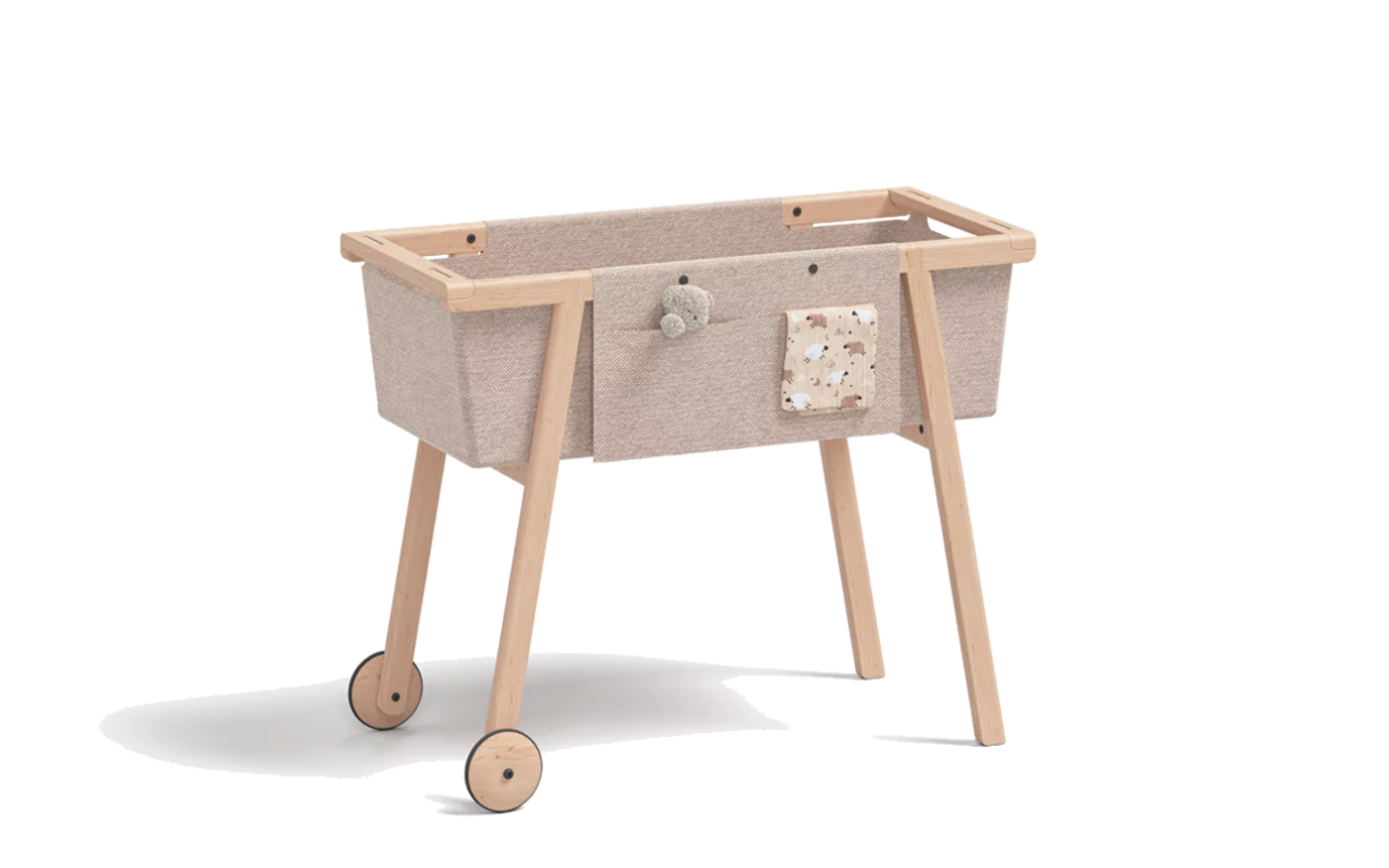 Babybett mit Rollen in Erle Weißöl massiv mit weichem Gestrick und Stofftaschen