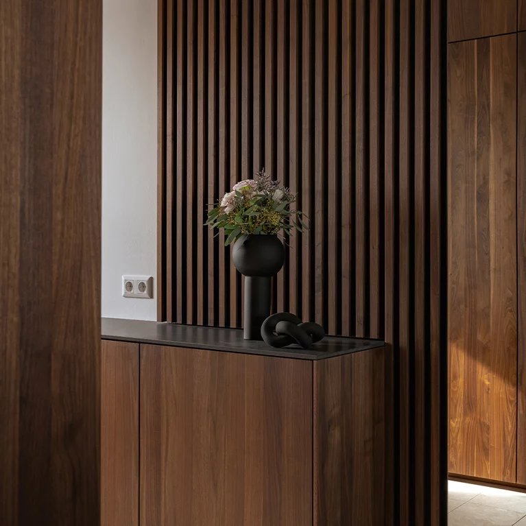 Massivholz Sideboard und angefertigtes Wandpaneel mit Holzleisten und Spiegel filigno Sideboard und angefertigtes Wandpaneel mit Holzleisten und Spiegel