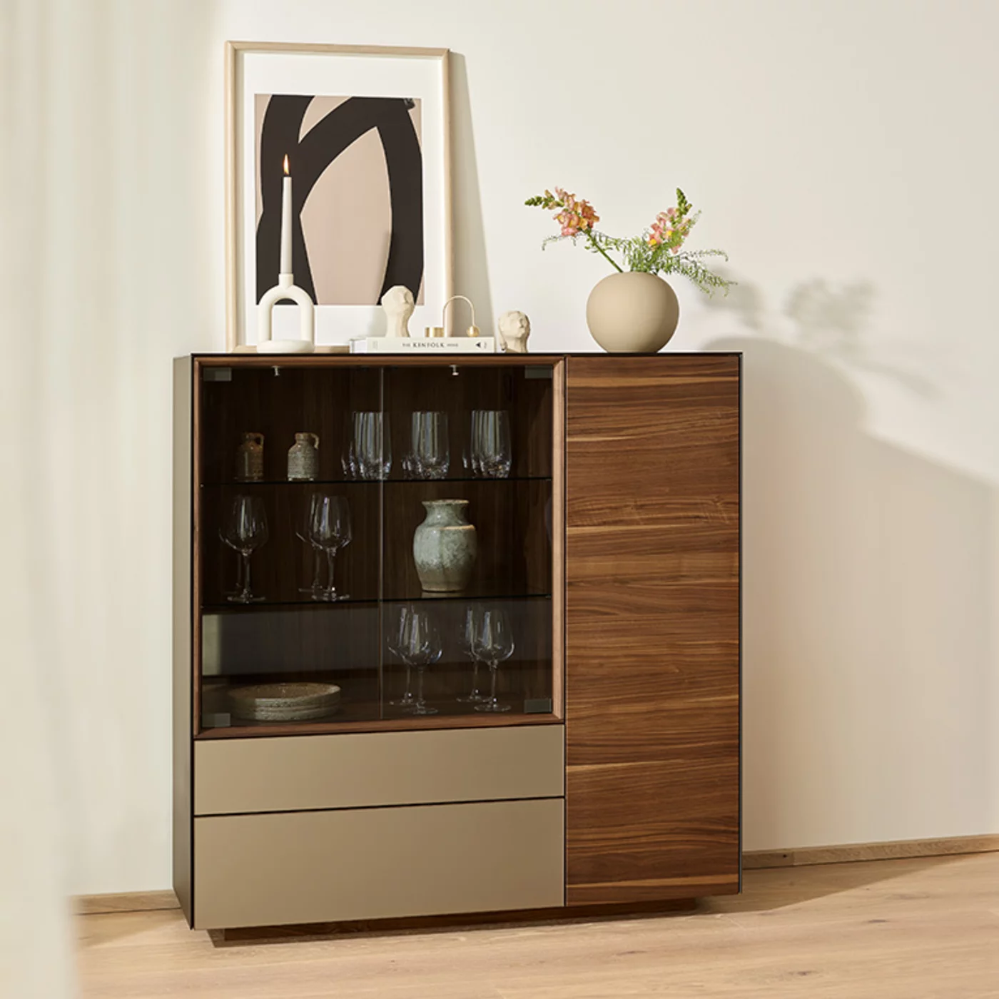 elegante cubus pure Highboard in Nussbaum Massivholz mit Farbglas Laden und Nurglastüren in Rauchglas