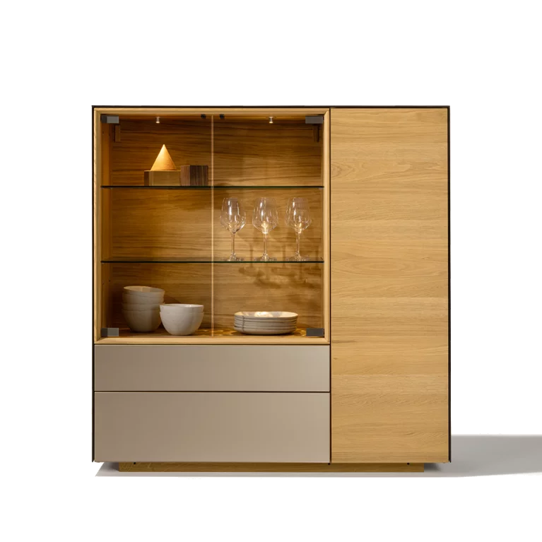 elegante cubus pure Highboard in Eiche Massivholz mit Farbglas Laden und Beleuchtung hinter Nurglastüren in Rauchglas