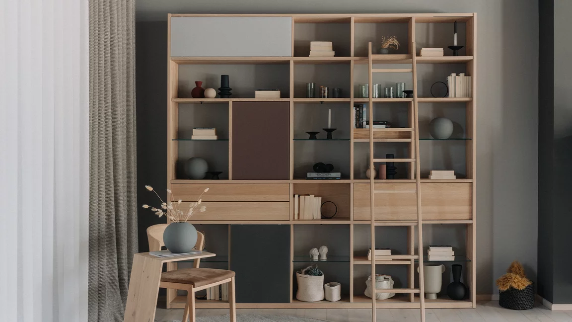 cubus Wandregal aus Eiche Weißöl massiv mit Glas- und Holzfronten neben dem sidekick Beistelltisch und mylon Stuhl