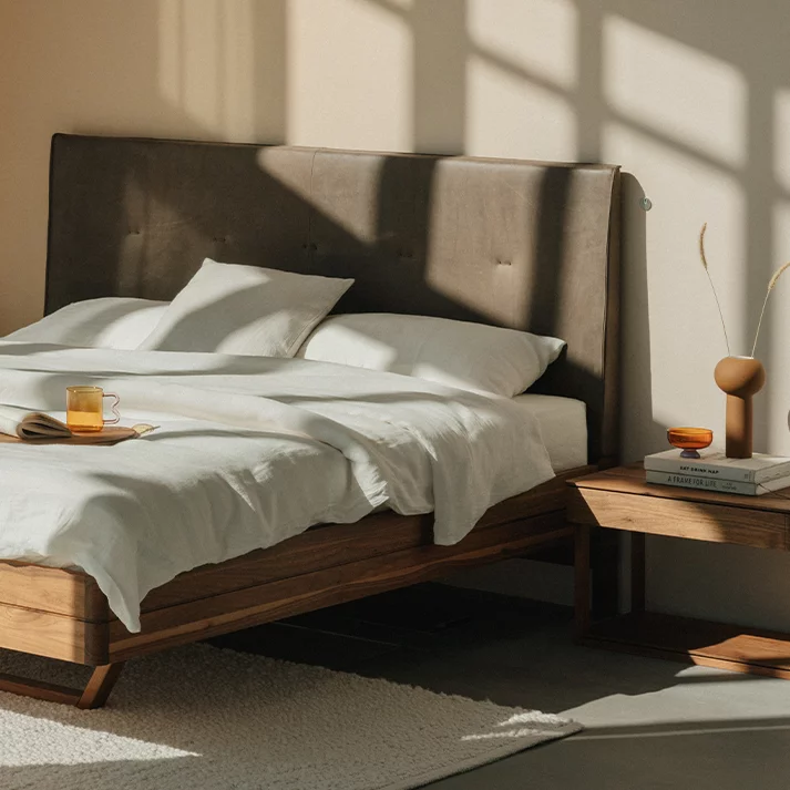 float Holzbett mit Kopfhaupt in Naturleder