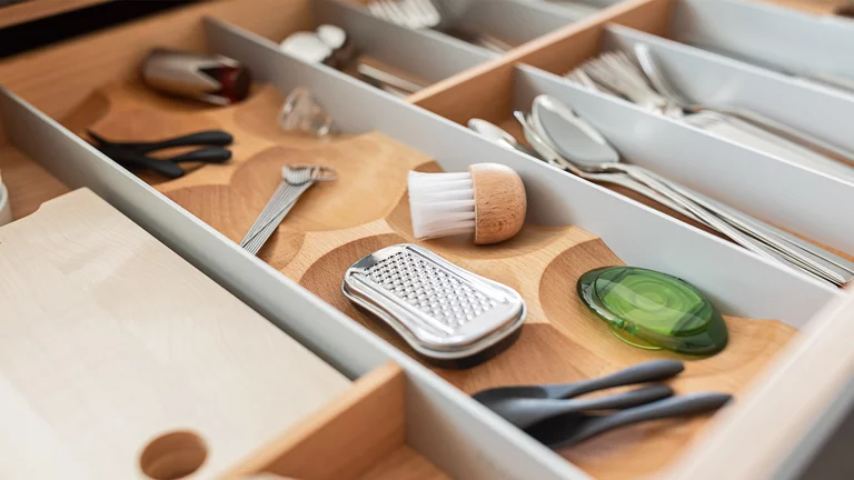 Innenleben in Buche mit Ladeneinteilung pro Innenleben mit Lade in Buche und Ladeneinteilung pro