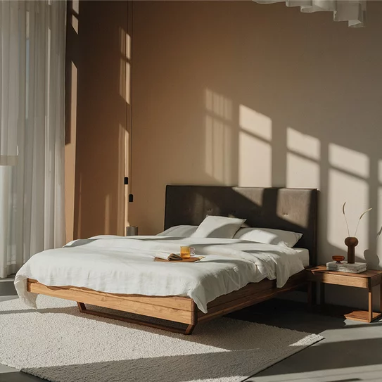 Massivholzbett float mit Lederkopfhaupt und float Nachtkästchen in Eiche Naturöl