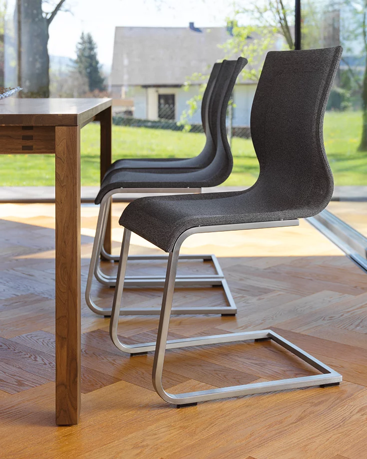 Freischwinger Stuhl magnum aus Stricktex mit Fußgestell glänzend, Location