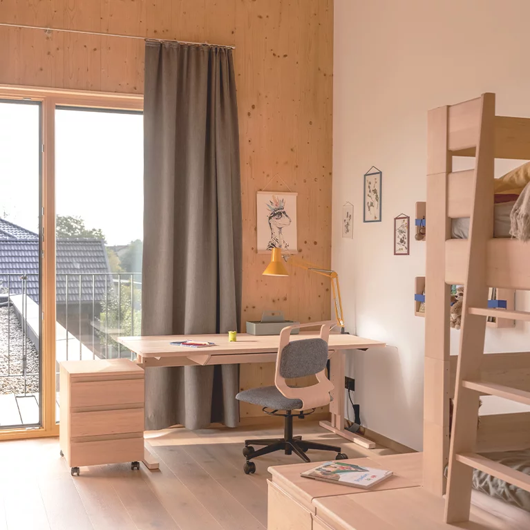 kids Rollcontainer mit Schreibtisch und Stuhl sowie Dekobord in Erle Weißöl